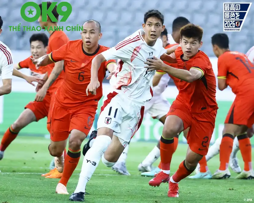 Nhật Bản (trắng) chỉ cần không thua trước Hàn Quốc là sẽ lên ngôi vô địch giải đấu năm nay. (Ảnh: Internet)