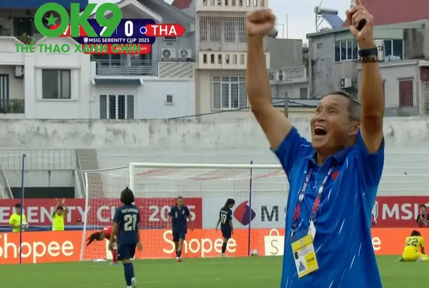 Niềm vui của HLV Mai Đức Chung sau khi Huỳnh Như ghi bàn (Ảnh: Chụp màn hình)